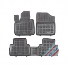 Gumové koberce Hyundai Santa Fe 2020-2023 (rozteč fixací 34,5cm) - 28 mm okraj