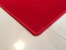 Kusový červený koberec Eton