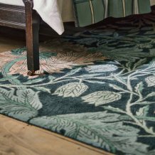 Květinový vlněný koberec Morris & Co Honeysuckle&Tulip teal 130407 Brink & Campman