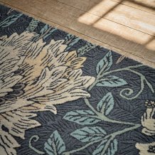 Květinový vlněný koberec Morris & Co Honeysuckle&Tulip woad/thyme 130408 Brink & Campman