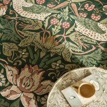 Luxusní květinový koberec Morris & Co Strawberry Thief forest 027707  Brink & Campman