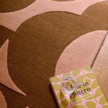 Moderní kusový koberec Orla Kiely Prism Flower pink-terracota 158002 Brink & Campman