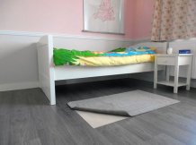 Protisklzova podložka pod koberec