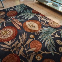 Vlněný kusový koberec Sanderson Jackfruit tumeric - indigo 148708 Brink & Campman