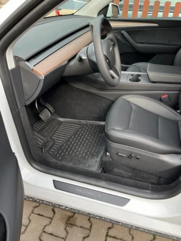 Gumové koberčeky Tesla Model Y 2020-2025 - Novline 28 mm okraj